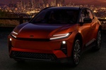 Два мотора и AWD: Toyota представила американскую версию электрического C-HR
